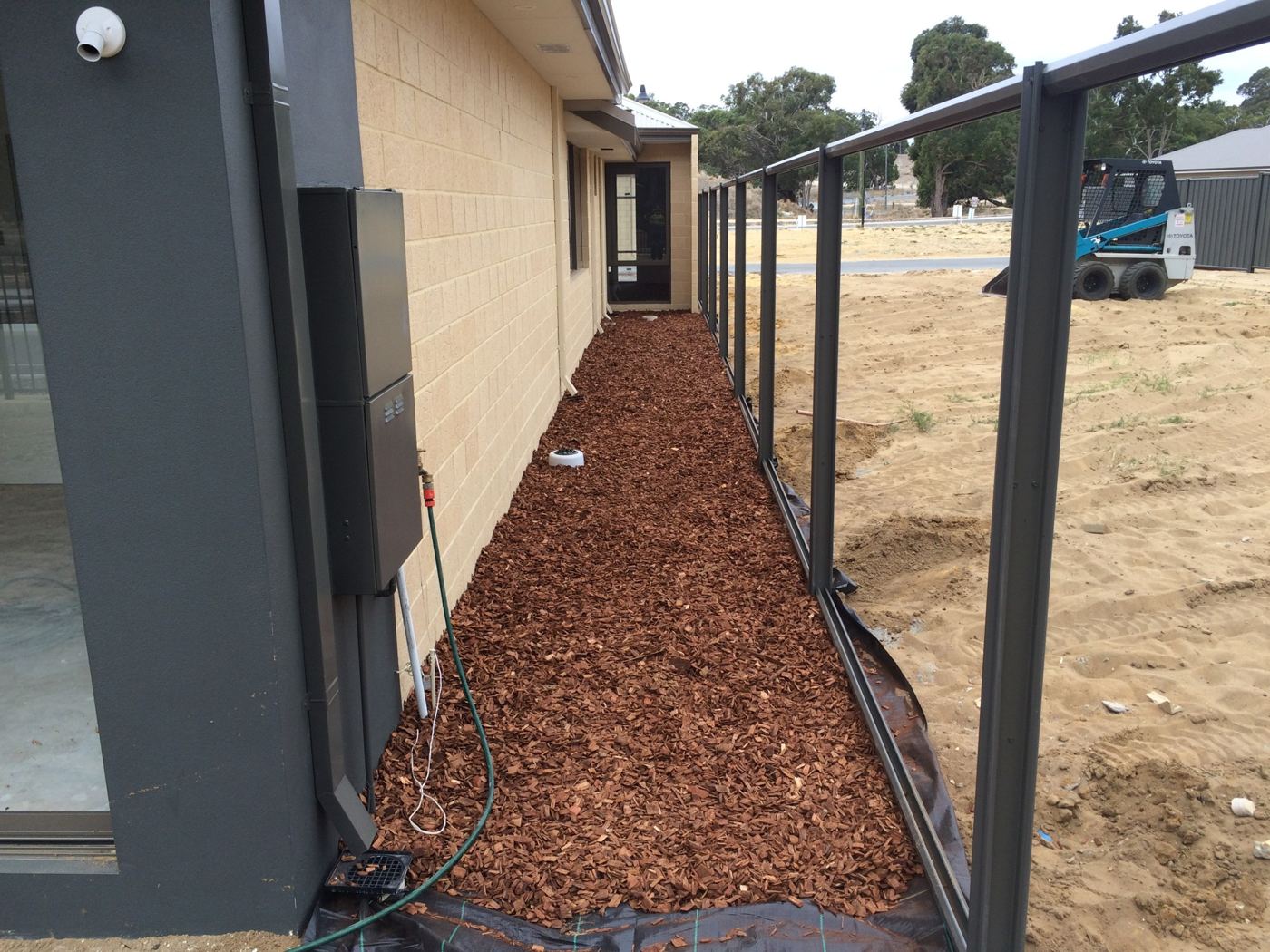 Side garden with mulch